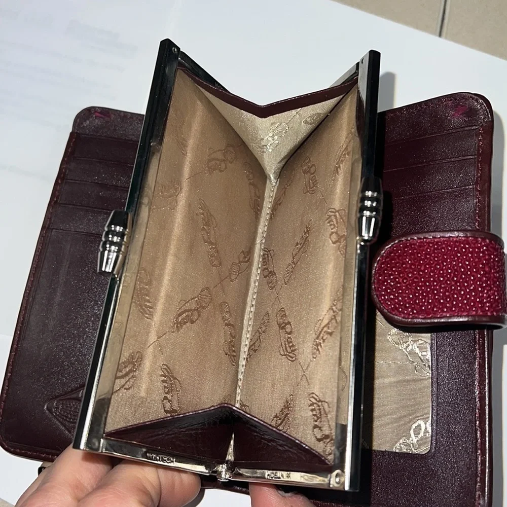 Genuine Stingray Bifold Snap with Kisslock Change Compartment Wallet